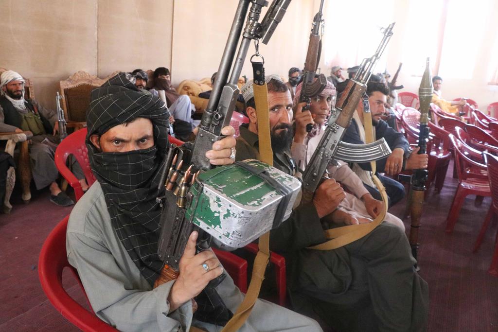As forças talibãs controlam agora cinco das 34 capitais provinciais afegãs.Foto: Jalil Rezayee/EPA