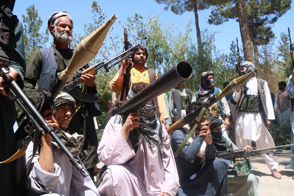 Civis juntam-se em Herat para combater os talibãs. Foto: Jalil Rezayee/EPA