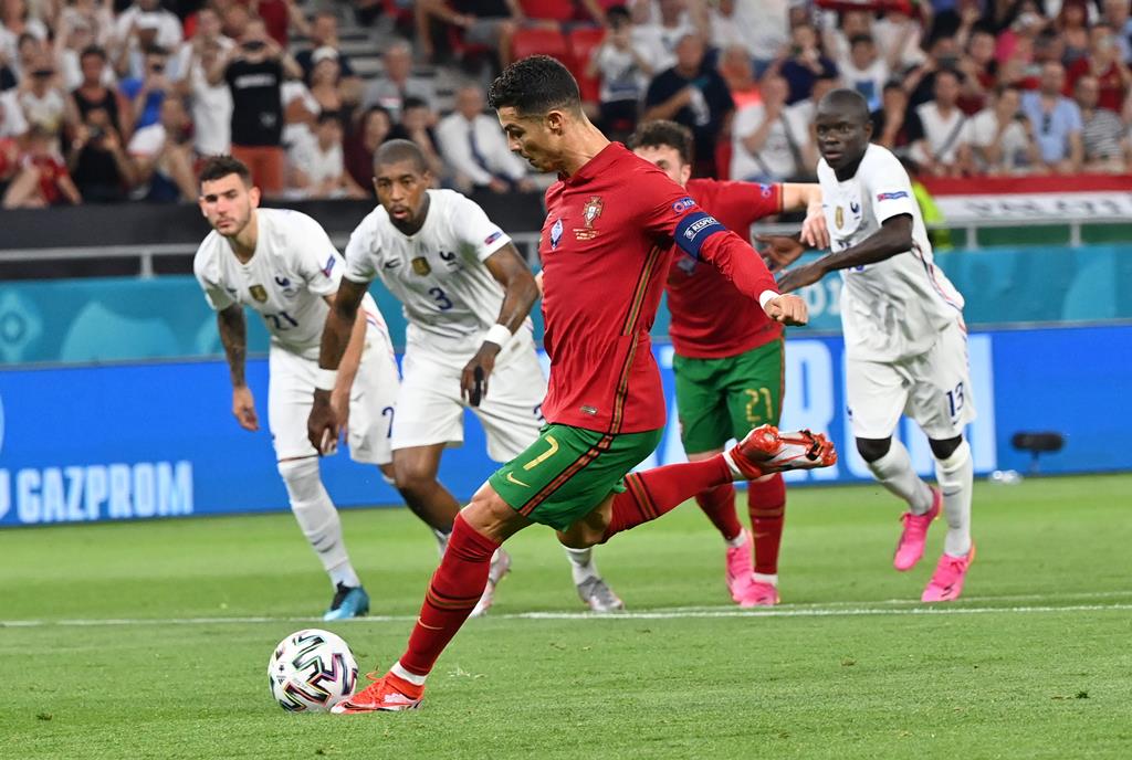 Penalti de Cristiano Ronaldo no jogo da França contra Portugal no Euro 2020. Foto: Alex Pantling / Pool/EPA