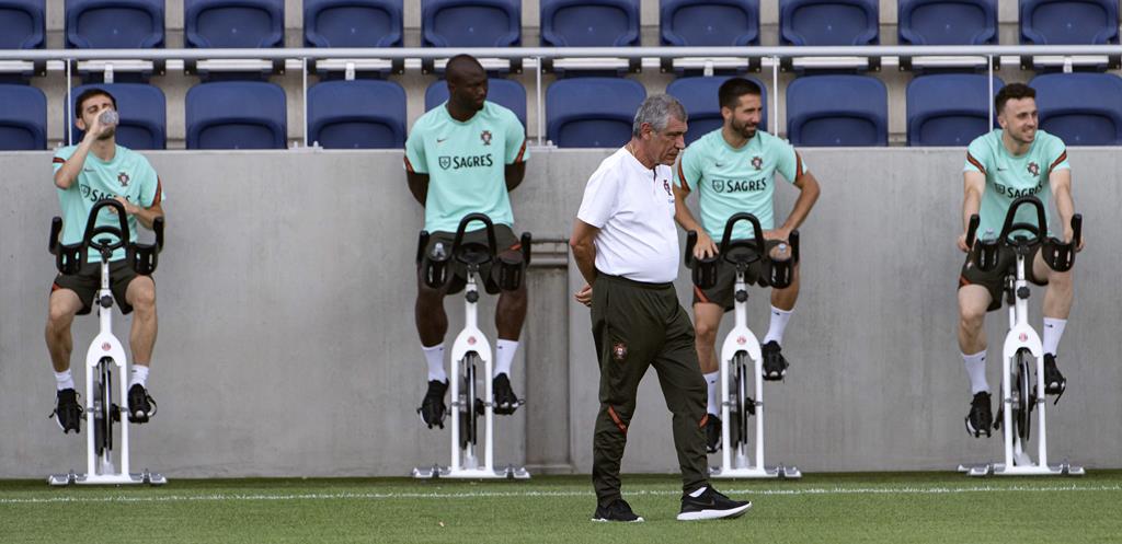 Fernando Santos, treino da Seleção de Portugal. Foto: Zsolt Szigetvary/EPA