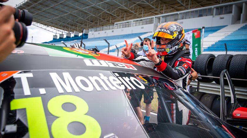 Piloto português Tiago Monteiro ascende à liderança do WTCR