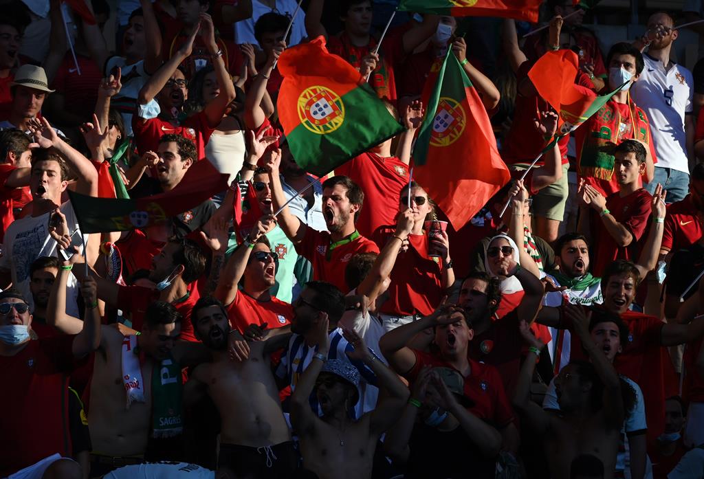 Milhares de adeptos portugueses deslocaram-se a Sevilha. Foto: Lluis Gene/EPA
