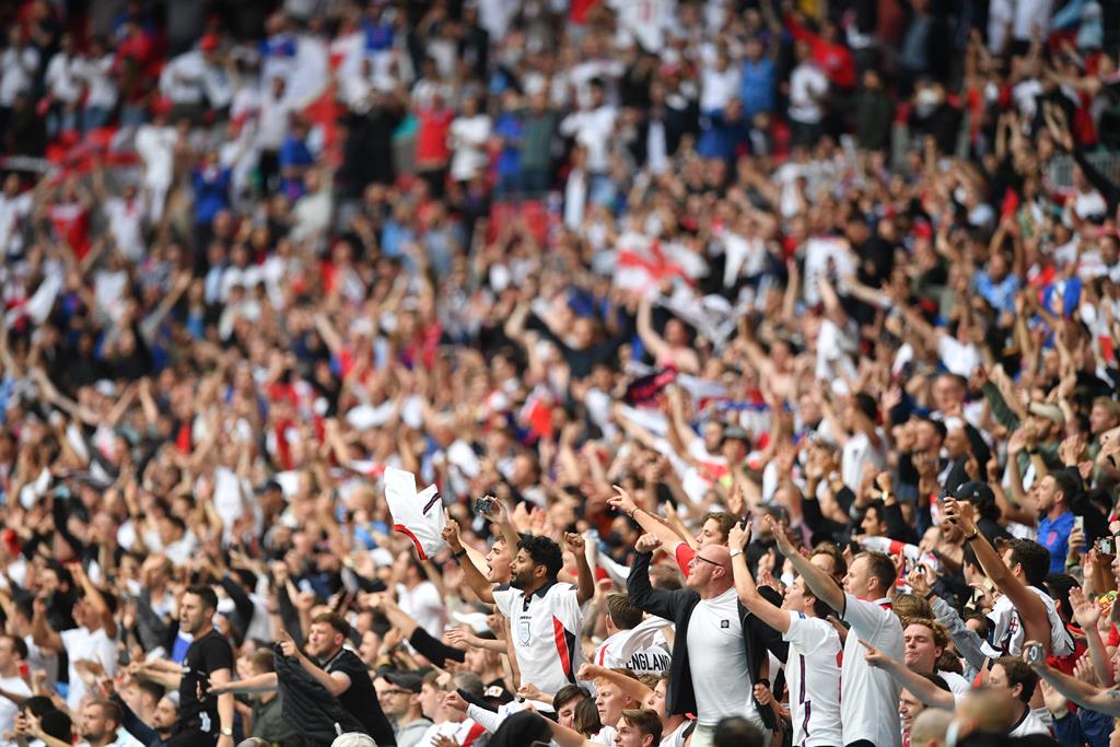 Adeptos ingleses têm assistido a todos os jogos em Wembley. Foto: Justin Tallis/Pool/EPA