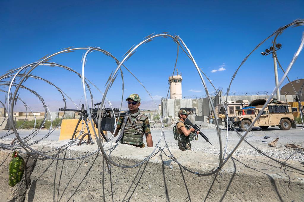 Soldados afegãos na base de Bagram após a saída das forças norte-americanas Foto: Hedayatullah Amid/EPA