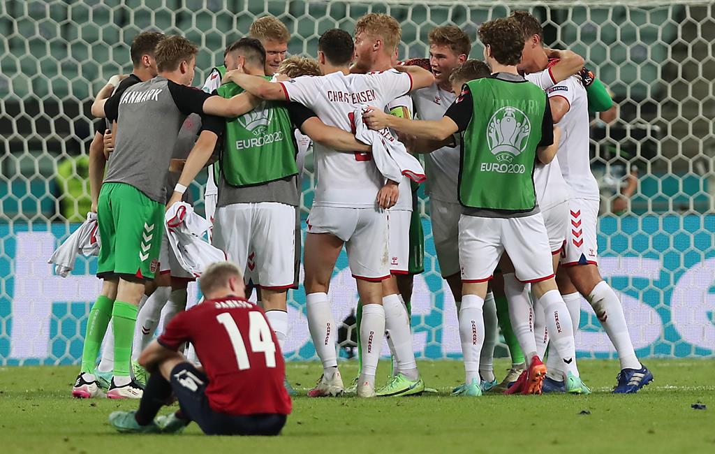 Jogadores da Dinamarca festejam passagem às meias-finais do Euro 2020. República Checa vai para casa. Foto: Tolga Bozoglu/EPA