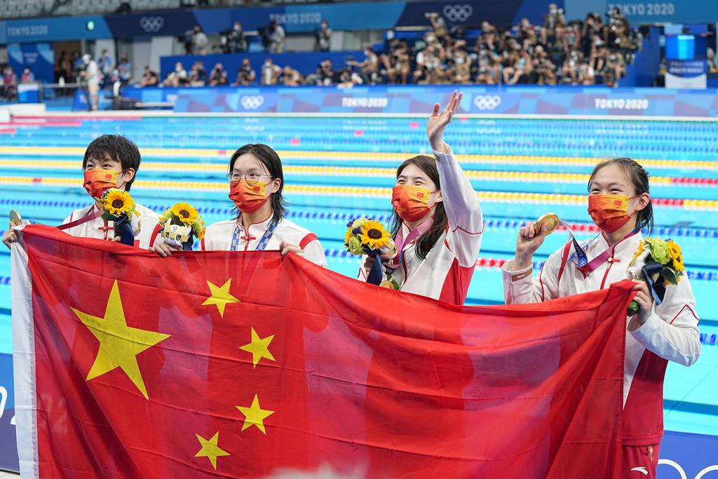 Junxuan Yang, Muhan Tang, Yufei Zhang e Bingjie Li celebram o ouro. Foto: Nic Bothma/EPA