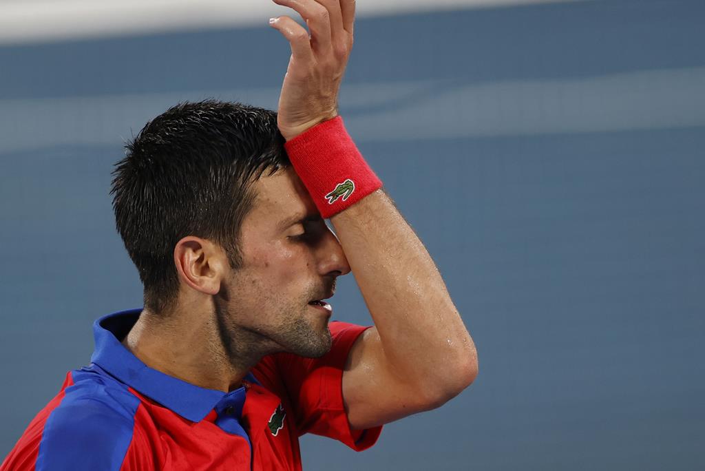 Cai o rei Djokovic. Foto: Rungroj Yongrit/EPA