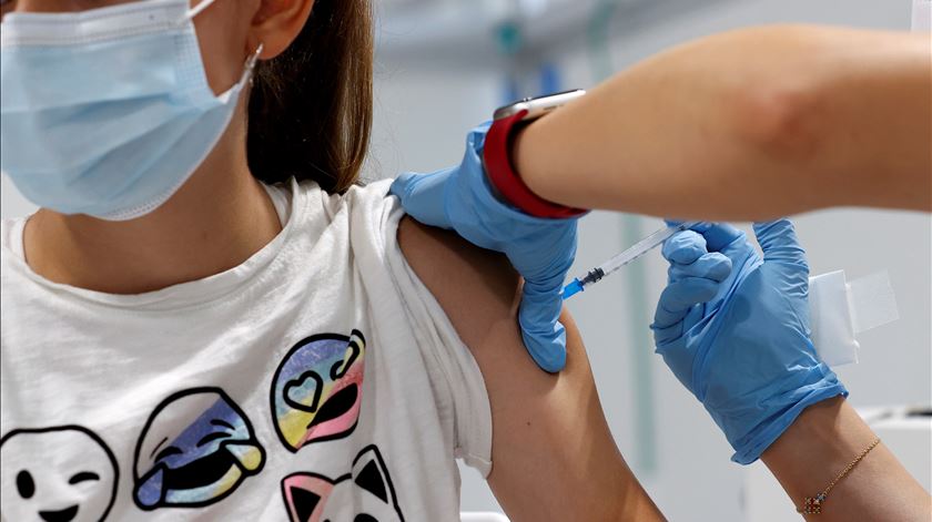 Vacinação contra a COVID-19. Foto: Chema Moya/EPA