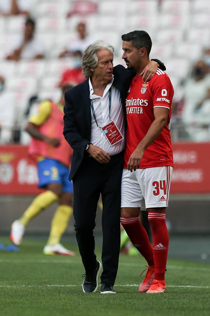 Jorge Jesus e Andre Almeida, Benfica. Foto: Manuel de Almeida/Lusa