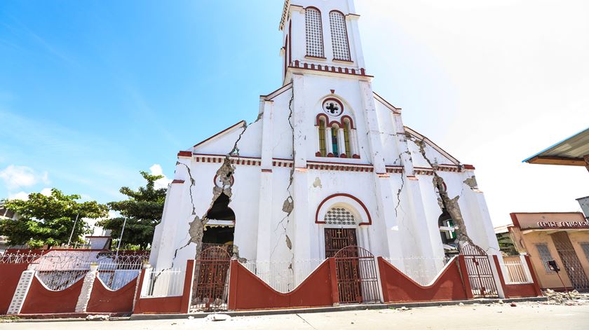 Igreja do Sagrado Coração, em Los Cayos, ficou bastante danificada. Foto: Ralph Tedy Erol/EPA