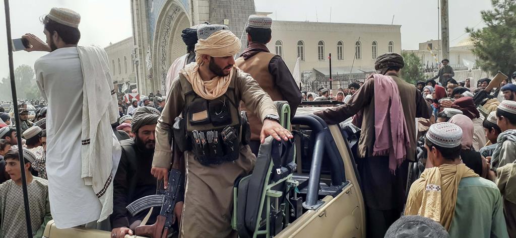 Patrulha talibã entra na cidade. Foto: Stringer/EPA
