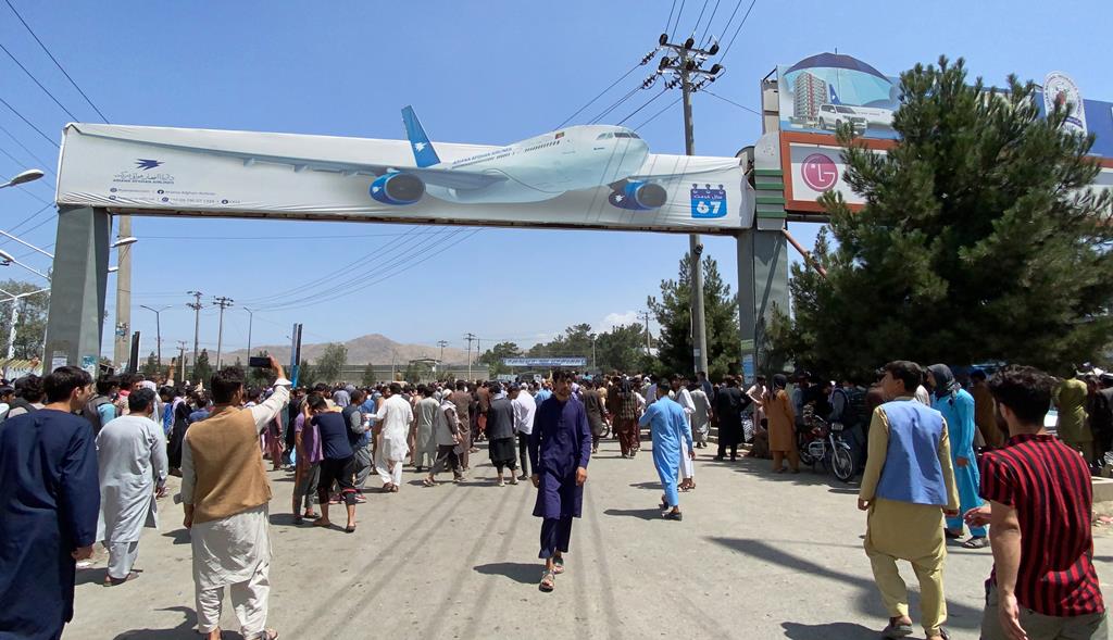 Multidão caminha em direção ao aeroporto de Cabul, numa tentativa de sair do país. Foto: EPA