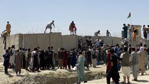 Afeganistão. Talibãs garantem a EUA que deixarão passar civis até ao aeroporto