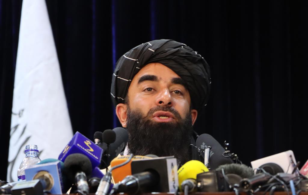 O porta-voz dos talibãs talibã Zabiullah Mujahid dá conferência de imprensa em Cabul.  Foto: Stringer/EPA