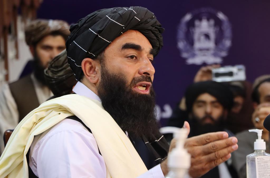 Porta-voz talibã Zabiullah Mujahid dá conferência de imprensa em Cabul. Foto: Stringer/EPA