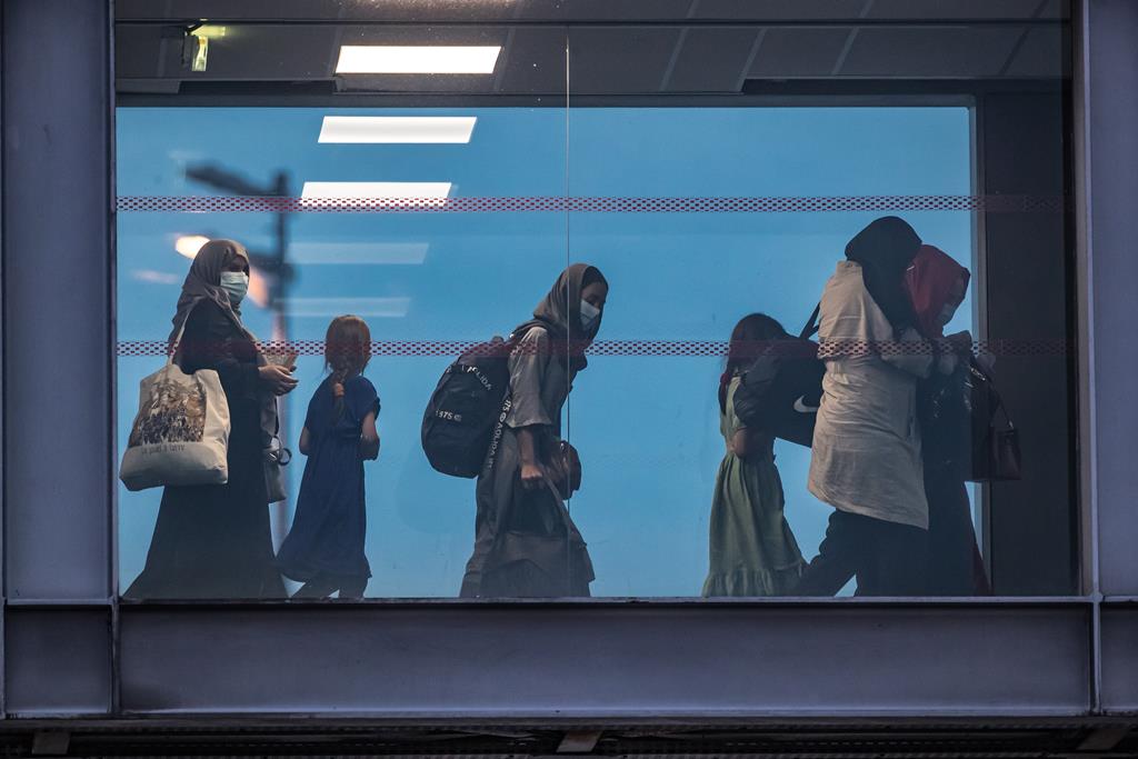Afegãos no aeroporto a tentar fugir do país. Foto: Christophe Petit Tesson/EPA
