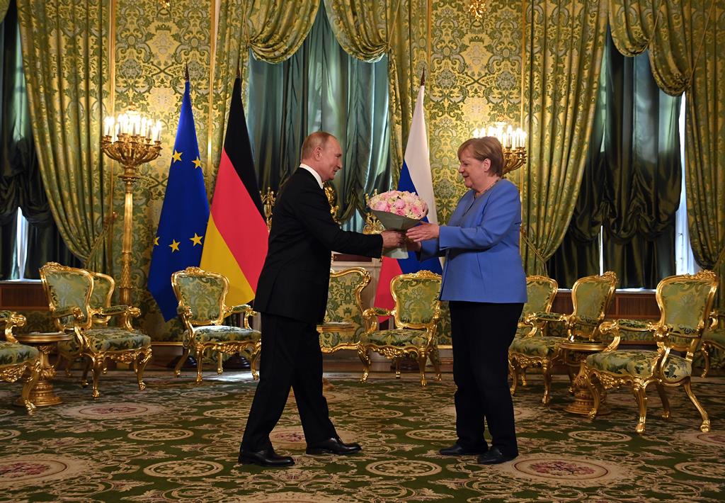 Angela Merkel reuniu-se com Vladimir Putin, em Moscovo Foto: Kremlin/EPA