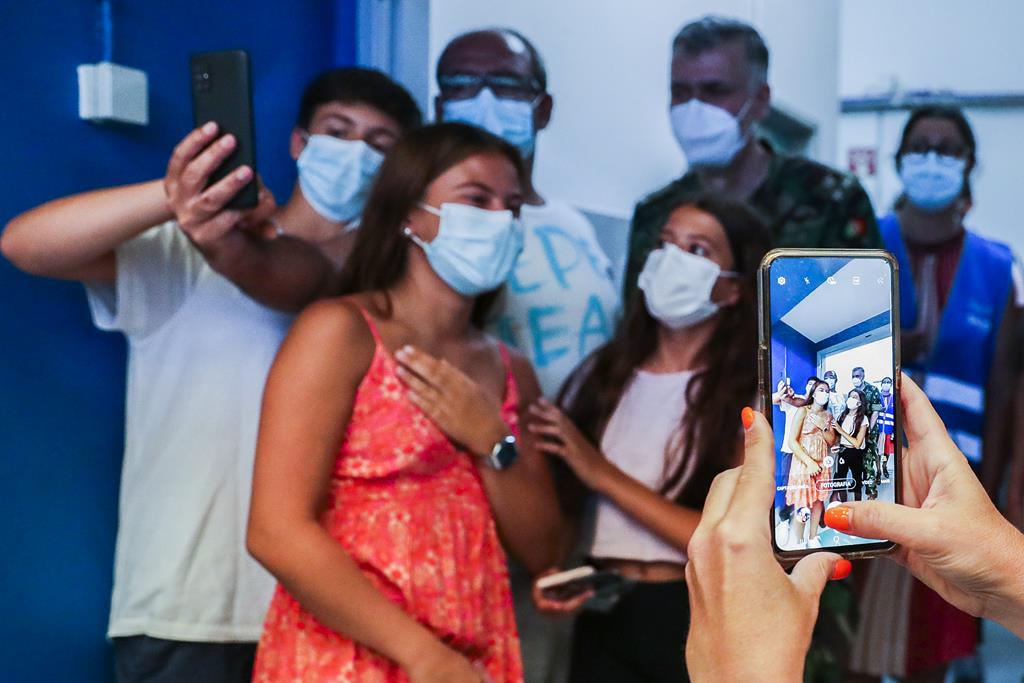 O vice-almirante Gouveia e Melo tira selfie no primeiro fim de semana de vacinação de jovens entre 12 e 15 anos Foto: Tiago Petinga/Lusa