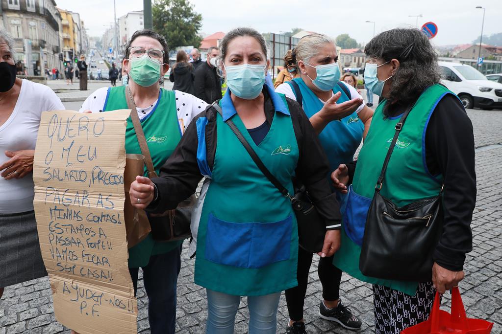 Funcionários de limpeza em greve contra salários em atraso. Foto: Estela Silva/Lusa