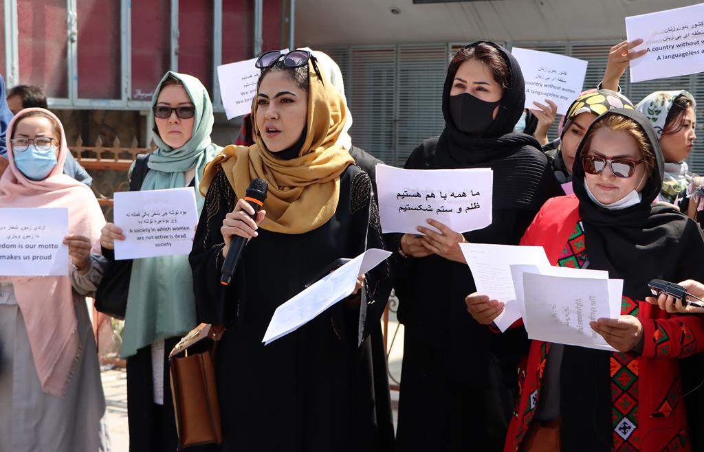 Mulheres afegãs têm vindo a protestar pelos seus direitos após tomada do poder pelos talibãs. Foto: Stringer/EPA