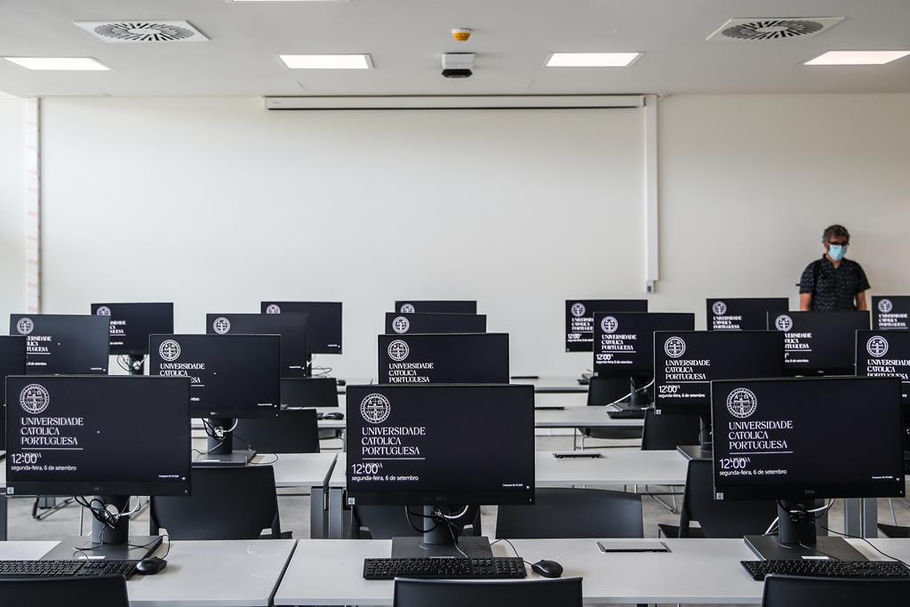 Fundação ofereceu dois computadores a crianças carenciadas para terem aulas online durante a pandemia. Foto: Mário Cruz/Lusa
