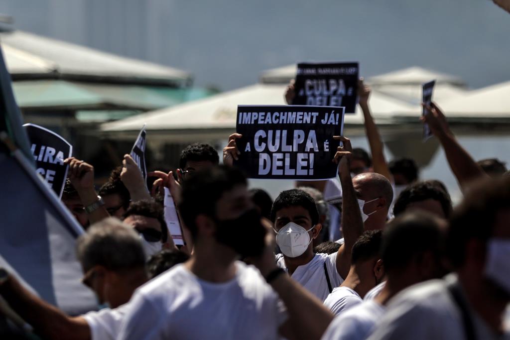 Protestos contra Bolsonaro. Foto: Antonio Lacerda/EPA