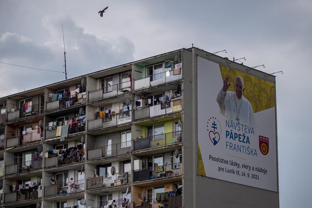 Cartaz anuncia a visita do Papa num bairro cigano em Kosice. Foto: Martin Divisek/EPA