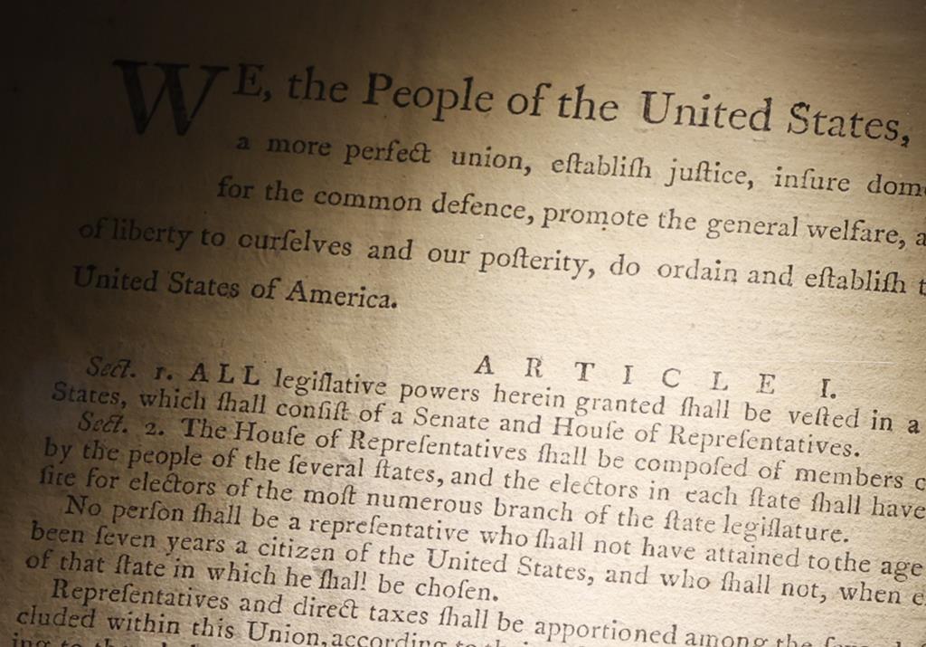 Edição original da Constituição dos Estados Unidos da América, que vai a leilão. Foto: Jason Szenes/EPA