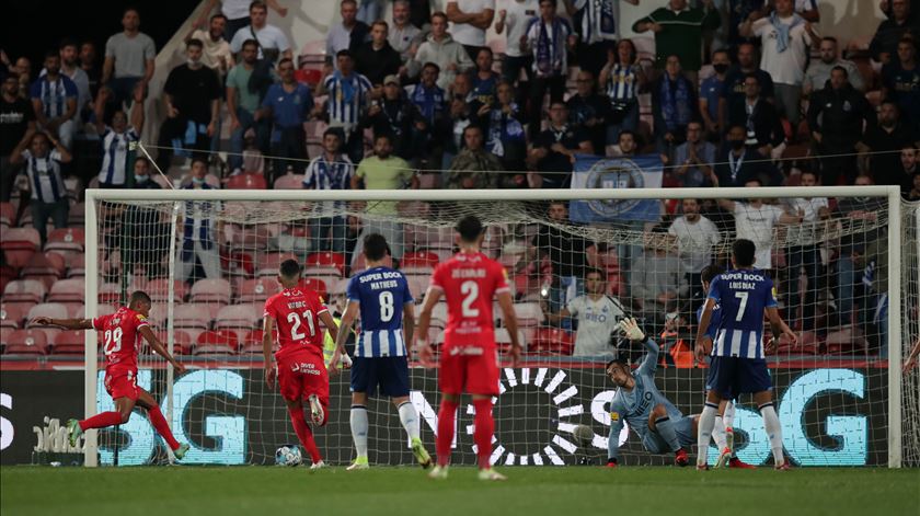Samuel Lino marca de penálti pelo Gil Vicente ao FC Porto. Foto: Estela Silva/Lusa