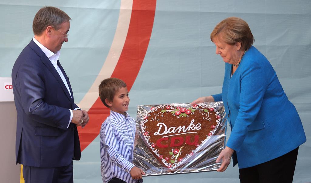 Candidato da CDU Armin Laschet num comício com Angela Merkel. Foto: Friedemann Vogel/EPA