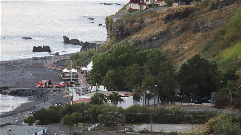 Derrocada de grandes dimensões numa praia do Funchal. Foto: Homem De Gouveia/Lusa