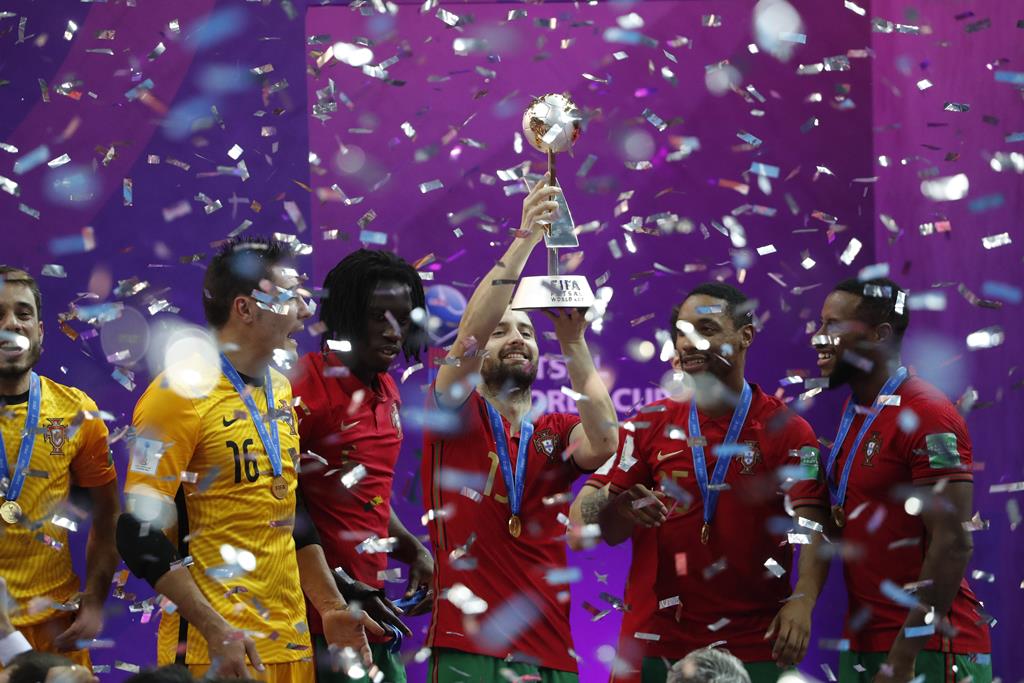 Brasileiros Ferrão e Amandinha são eleitos melhores do mundo em 2021 no  futsal