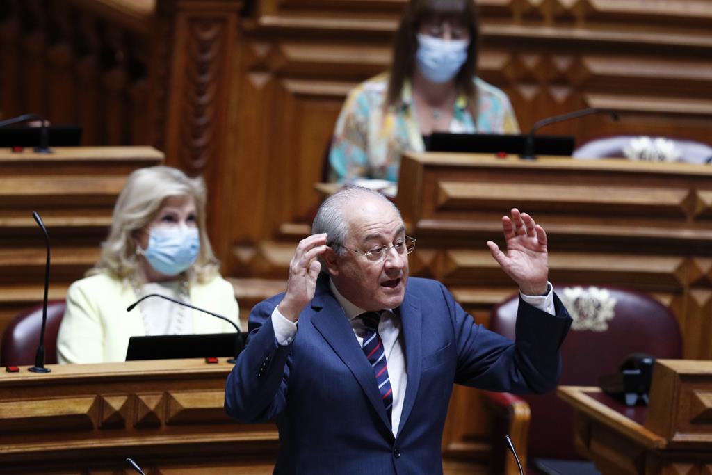 Máscaras mentêm-se no Parlamento, mas lotação pode aumentar. Foto: António Cotrim/Lusa