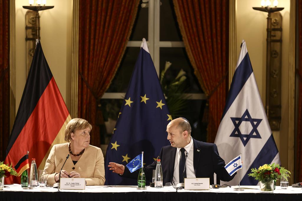 Merkel and Naftali Foto: Ronen Zvulun/Pool/EPA