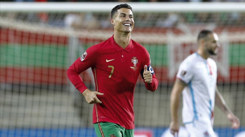 Cristiano Ronaldo marca por Portugal contra o Luxemburgo. Foto: Antonio Cotrim/EPA