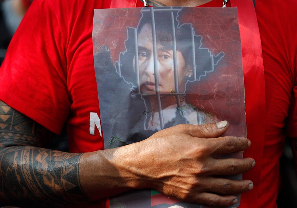 Manifestante segura fotografia da líder do Myanmar detida na segunda-feira, Aung San Suu Kyi, durante protestos na embaixada da região em Banguecoque. Foto: Rungroj Yongrit/EPA
