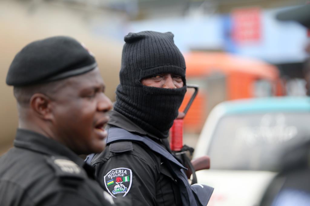 Polícias na Nigéria. Foto: Akintunde Akinleye/EPA