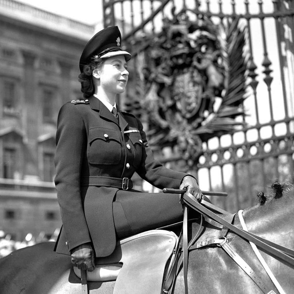 Rainha Isabel II participou na sua primeira Trooping the colour em 1947, atrás do seu pai, o Rei Jorge VI. O seu primeiro evento como monarca foi em 1952.
