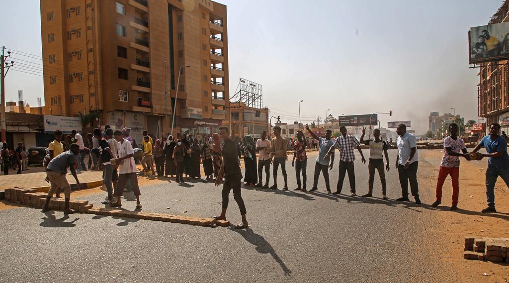 Populares manifestam-se contra tentativa de golpe militar. Foto: Mohammed Abu Obaid/EPA