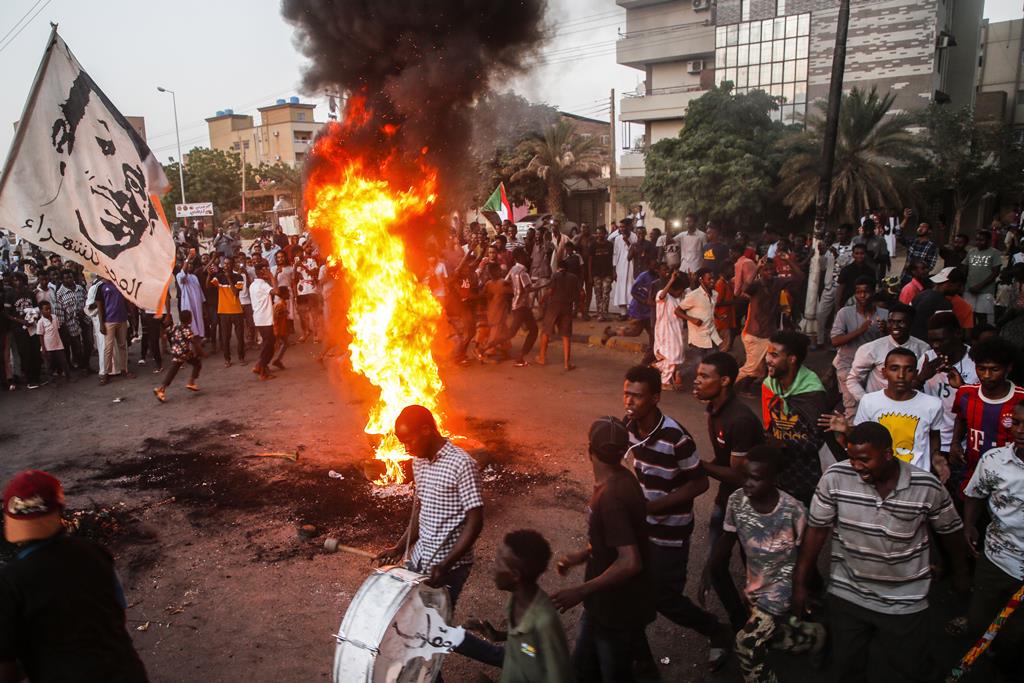 Protestos no Sudão depois de golpe militar Foto: Mohammed Abu Obaid/EPA