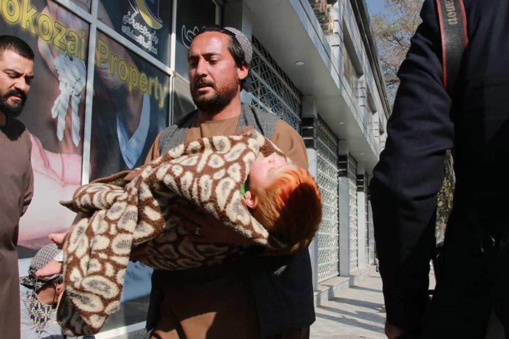 Explosão em hospital militar em Cabul faz vários mortos e feridos. Foto: Stringer/EPA