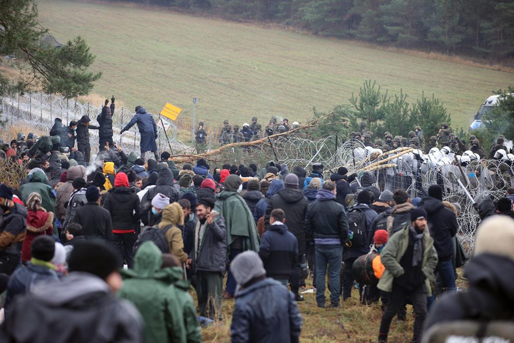 Migrantes na fronteira entre a Polónia e a Bielorrússia. Foto: Leonid Scheglov/EPA
