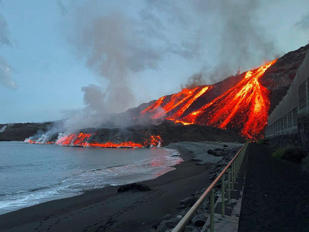 Lava do vulcão Cumbre Vieja já fez a ilha aumentar 43 hectares. Foto: Ministério dos Transportes de Espanha/EPA