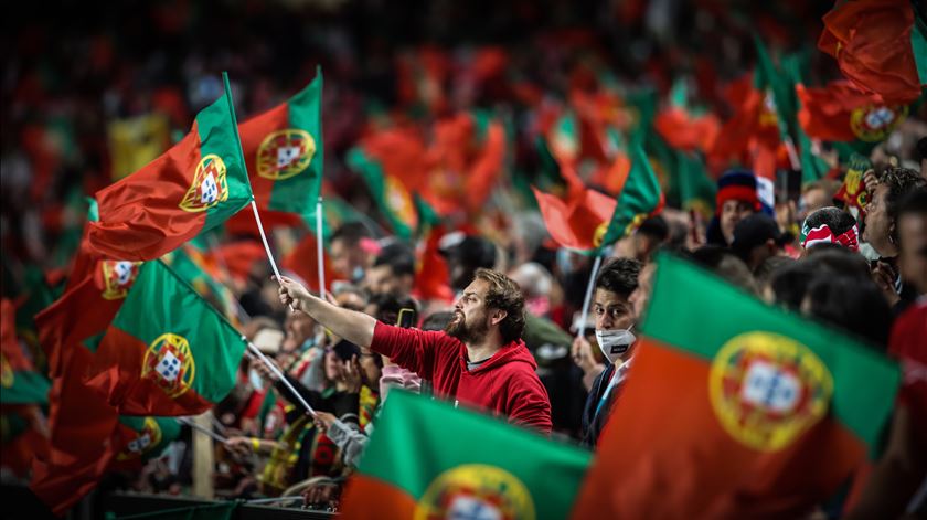 Adeptos durante o Portugal - Sérvia. Foto: Mario Cruz/EPA