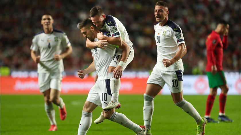 Tadic marca pela Sérvia contra Portugal. Foto: Mário Cruz/Lusa