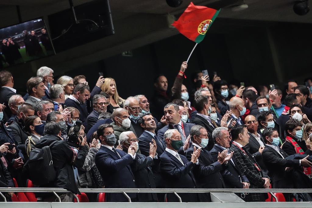 Marcelo Rebelo de Sousa a assistir ao Portugal - Sérvia no estádio da Luz. Foto: António Cotrim/EPA