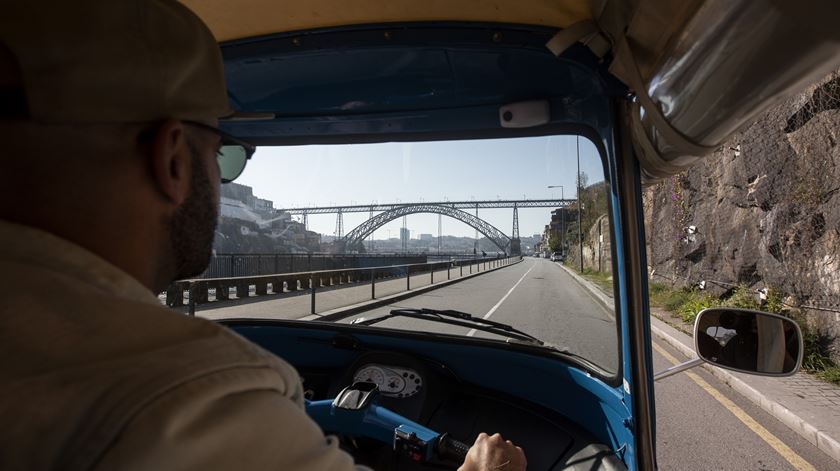 Guia turístico e motorista da tuk-tuk na cidade do Porto Foto: José Coelho/Lusa