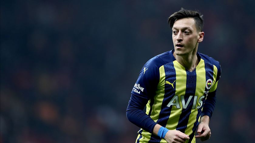 Fenerbahçe foi o penúltimo clube de Ozil. Foto: Sedat Suna/EPA