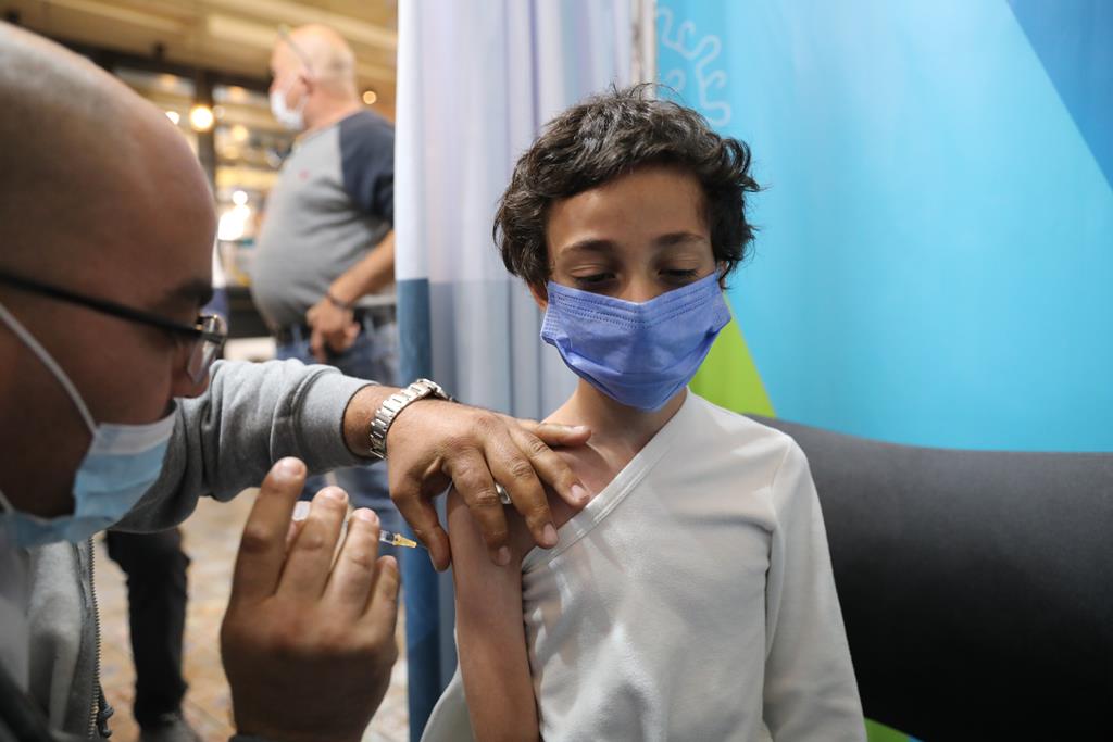 A vacinação de menores de 12 anos já começou em alguns países, como Israel. Foto: Abir Sultan/EPA