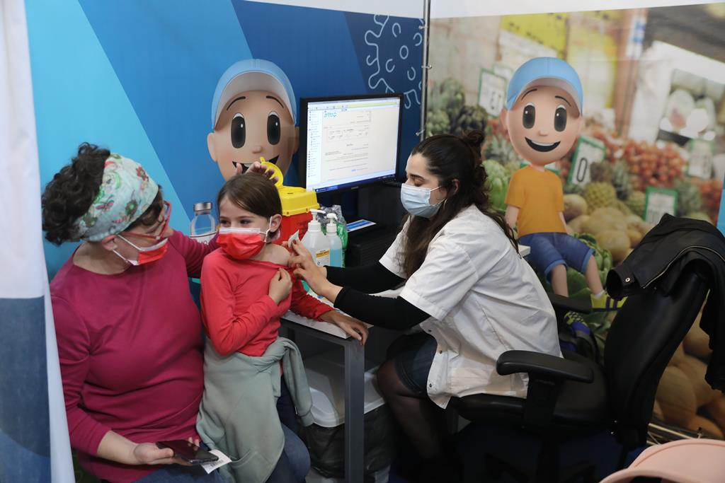 vacinação de crianças contra a Covid-19 em Israel Foto: Abir Sultan/EPA